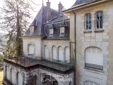 majestueuse villa à réinventer avec son parc arboré