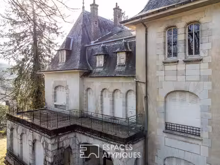 majestueuse villa à réinventer avec son parc arboré