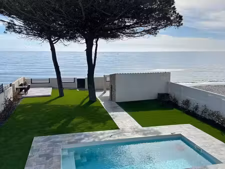 villa standing avec piscine - face à la mer