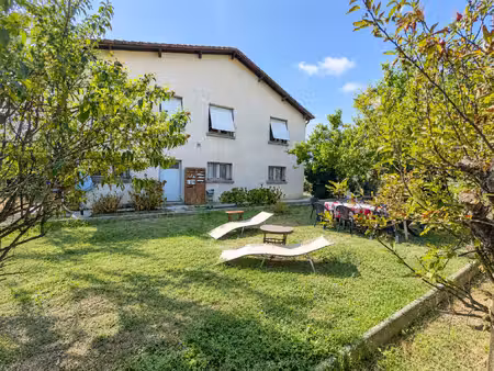 maison à étage avec combles et jardin autour