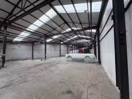 spacieux entrepôt - 800 m2 + bureaux + parkings