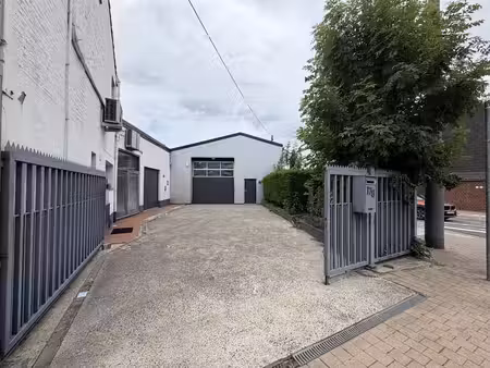 spacieux entrepôt - 800 m2 + bureaux + parkings