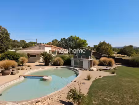 maison avec grande piscine et annexes.
