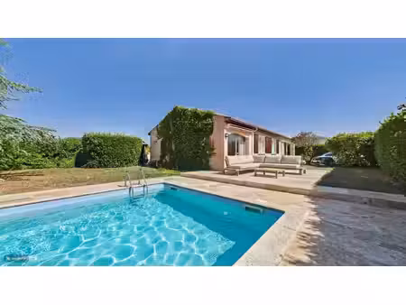 maison familiale avec piscine et grand terrain