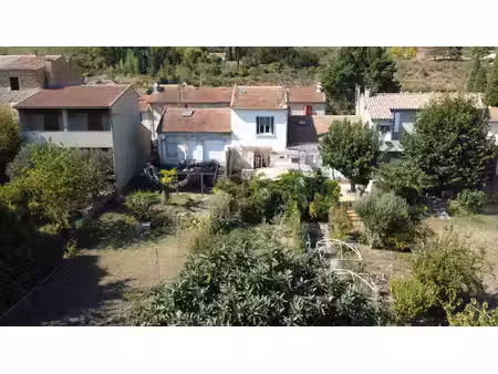 maison t4 d'environ 70m² à rénover avec petit jardin et dépendance.