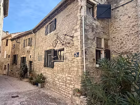 maison de caractère en pierre au coeur du centre historique de barjac