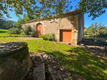 maison en pierre au bord du lot avec grange