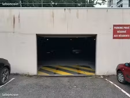 place de parking dans un garage fermé rue du renard à rouen