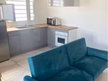 à louer t2 duplex au cœur du bourg de ste anne