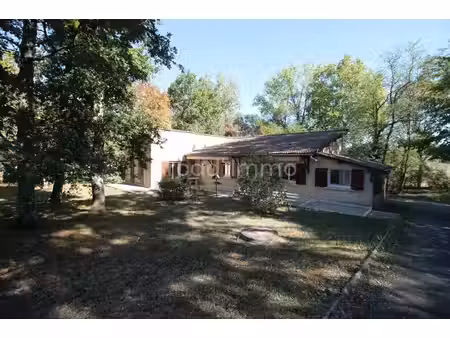 belle maison de trois chambres avec double garage et jardin arboré.