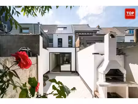 totaal gerenoveerde woning (epc a+) met 3 slaapkamers en tuin.