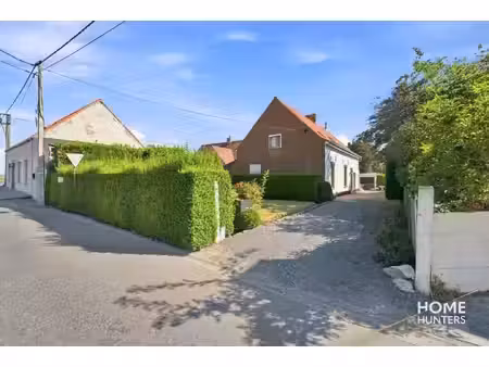 woning met potentieel op meer dan 1.000 m² op rustige ligging te zarren!