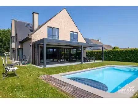 villa met 5 slaapkamers  zwembad en garage