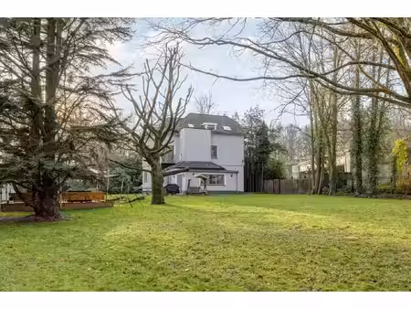 state-of-the-art villa tussen eeuwenoude bomen