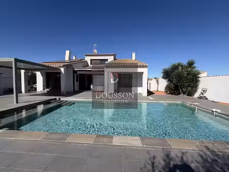 villa de prestige de 220 m2 avec piscine  vaste garage et prestations haut de gamme à...