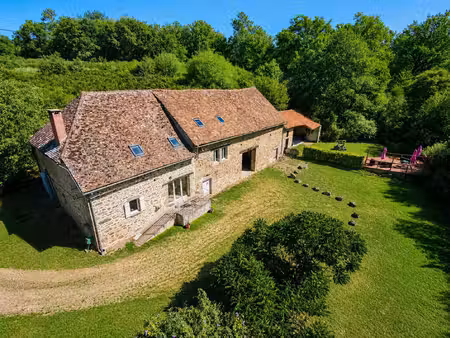 maison en pierre au cœur de la nature au calme absolu  avec gîte à aménager et grange