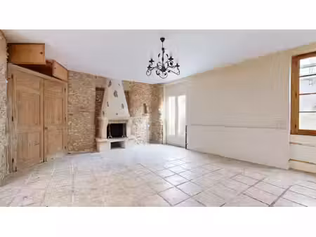 maison de village ancienne en pierre  environ 100m2 avec courette intérieure
