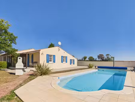maison de plain‑pied avec piscine chauffée