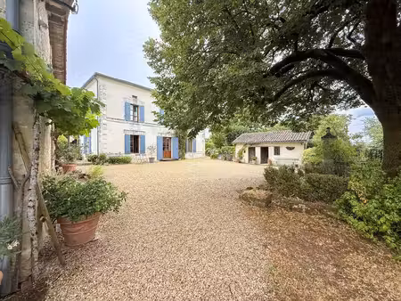 propriété de caractère avec grange  piscine et parc paysager