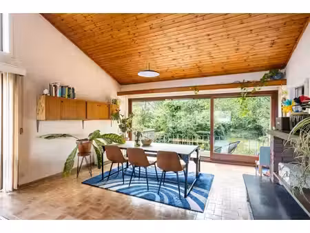 retro-architecturale villa omringd door groen en privacy