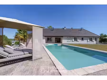 maison familiale et son vaste terrain verdoyant avec piscine