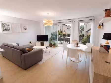 appartement t2 ou t3 avec terrasse privative de 20m²  centre lambesc.