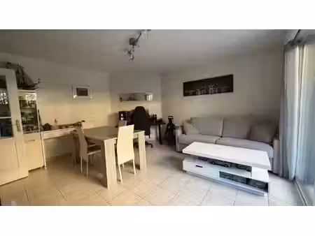 cagnes-sur-mer – un 2 pièces avec terrasse  parking et cave à deux pas du centre-ville