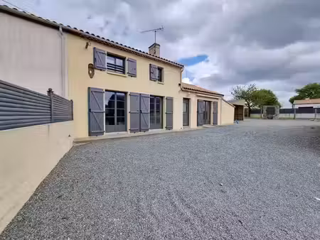 location meublée maison 4 pièces 83 m² à vendrennes (85250)  690 €