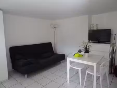 studio meublé au centre du village