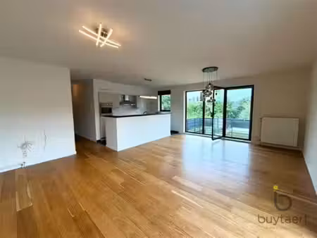 hoekappartement met twee slpks en terrassen te wommelgem.