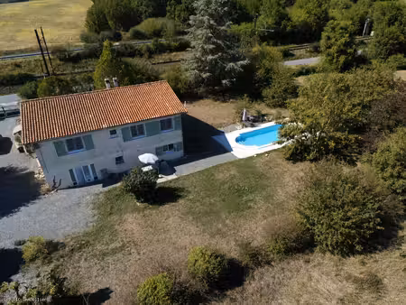 pavillon de 4 chambres et piscine. belles vues sur la campagne