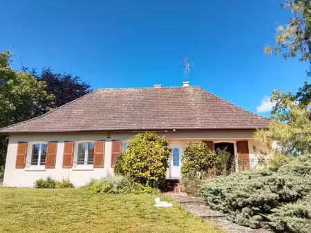 belle maison dans charmant village  plein-pied  4 chambres  beau jardin  près de mortemart