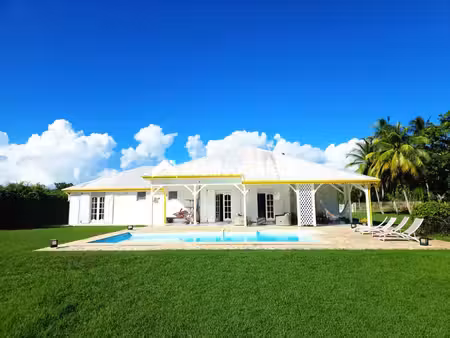 villa 4 pièces de 184 m² avec grande terrasse et piscine située sur un terrain de 8308 m² 
