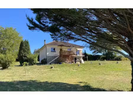 maison indépendante entourée de 3 400 m² de terrain — vue dominante