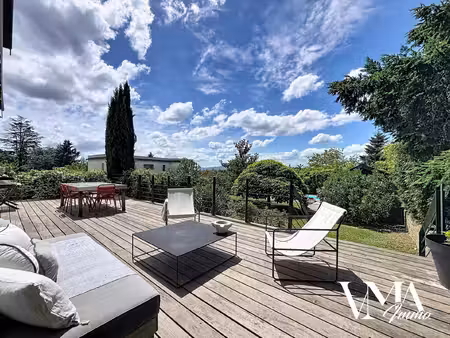 ancienne menuiserie de 272m2 sur une parcelle de terrain de 2000m2 avec piscine.