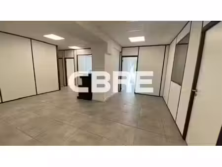location local professionnel 824m²