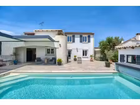 villa de caractère de 240 m² avec piscine  garage et 5 suites
