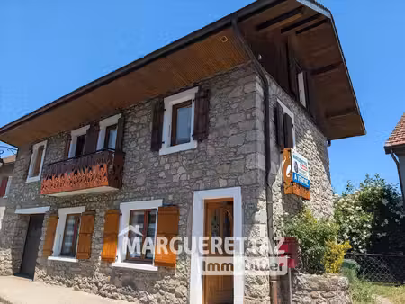 maison de village en pierre en plein coeur de boege