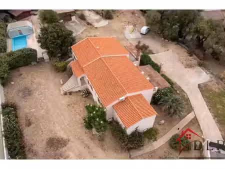 demeure de prestige de 282 m2 composée de deux étages indépendants sur un terrain arboré..