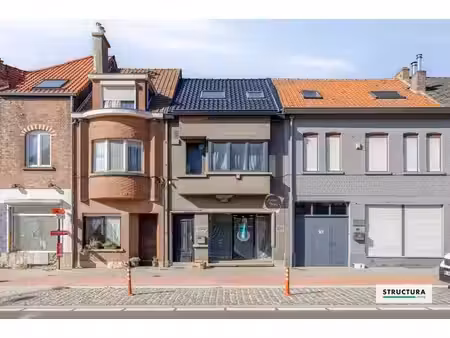local commercial avec jardin  idéalement situé à proximité d