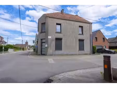 maison à rénover avec terrasse au cœur de biévène