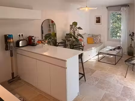 le tholonet – t2 de 40 m² avec terrasse de 10 m²  parking privatif – résidence récente