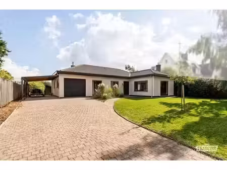 bungalow rénové avec vue champêtre à sint-lievens-houtem