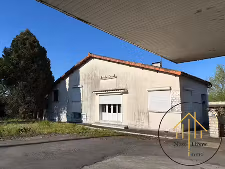 grande maison d'environ 200 m² avec un magnifique étang de 2 1