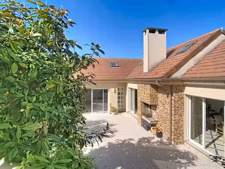 2 maisons (286 m² habitables/352 m² au sol en tout) sur un terrain de 850 m² à 20 mn à...