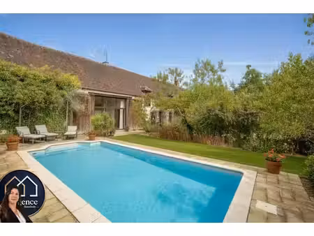 authentique longère 255m2 avec piscine  beau terrain et dépend
