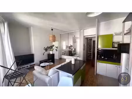 t3 de 48 m2  étage élevé  lumineux  grenier  vue pariou 
