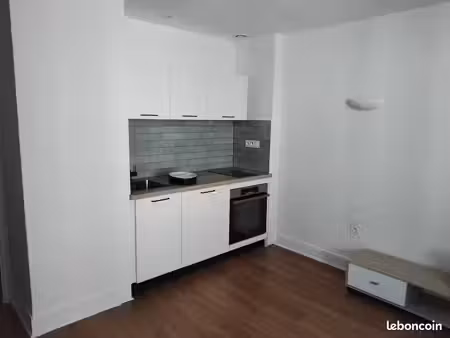 jolie studio a côté de la gare