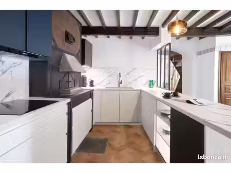 maison de village rénovée avec goût - 77m² meublée - 2 terrasses - cœur historique sistero
