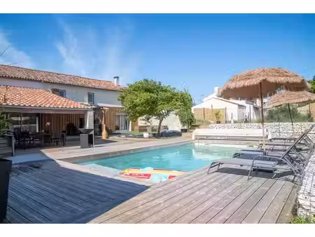 julia - maison familiale aux prestations soignées  avec piscine et jardin à bords